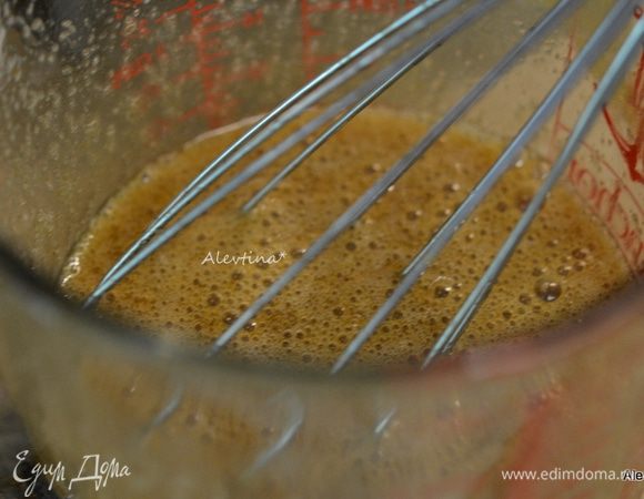 Смешать яйца и коричневый сахар, сахар.