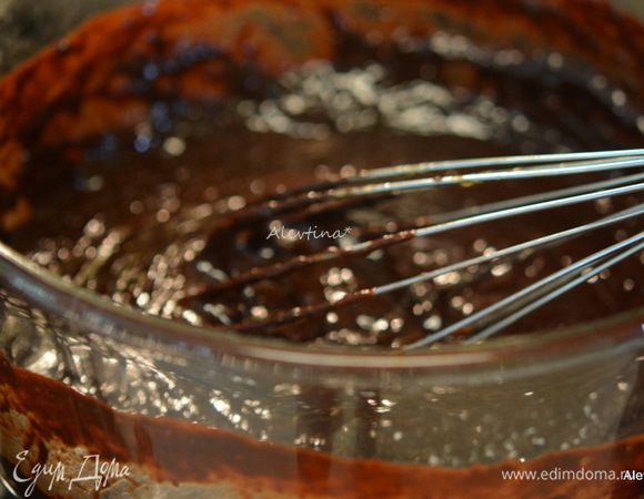 Добавить муку с какао, 1/2 стакана шоколадных капель. Затем шоколадную смесь и перемешать. Разделить на 2 равные половины.