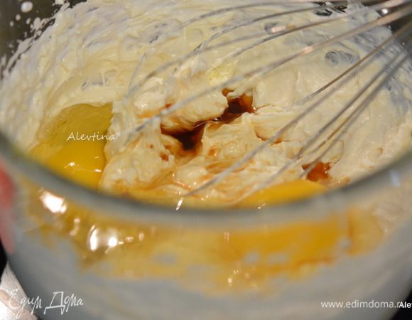 Взбить сливочный сыр, сахар, сметану, муку  примерно 3 минуты. Затем добавить ванильный экстракт и яйца, все взбить до однородной массы. Разделить на 2 половины.