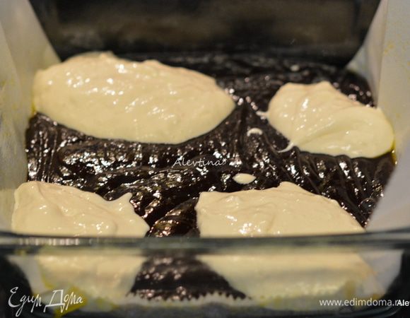 Выложить в приготовленную форму шоколадное тесто половину. Затем сверху   половину теста  чизкейка.