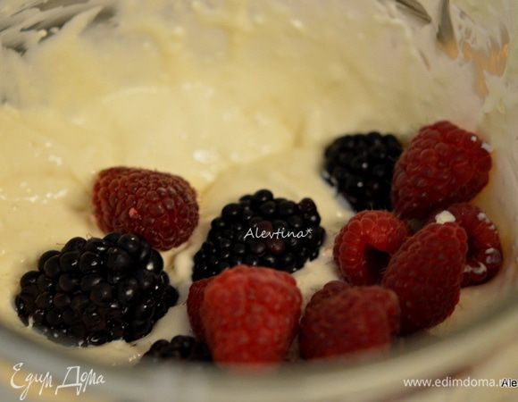 Смешаем вторую часть теста чизкейк со свежими ягодами смесь или только малина, или ежевика.