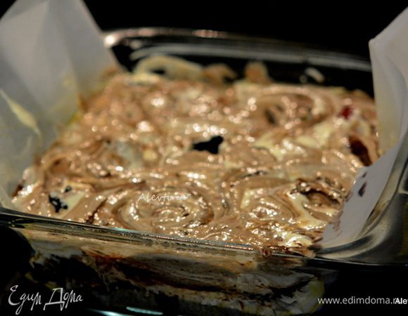 Выложим вторую часть с ягодами чизкейк. Провернем круги ножом или вилкой. Поставим в разогретую духовку на 180 гр. на 60-70 минут. Проверяем центр зубочисткой.