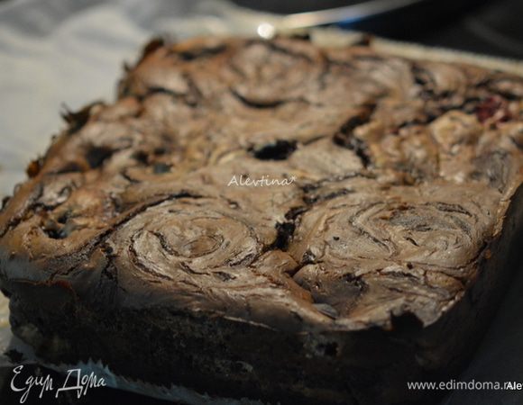 Готовый брауни чизкейк достанем из духовки, дать постоять остыть. Поставим в холодильник на 1 час. Разрезаем на части и наслаждаемся. 