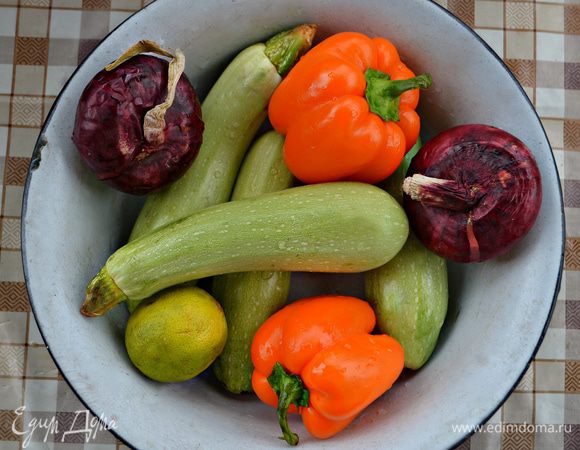 Подготовьте помойте овощи.