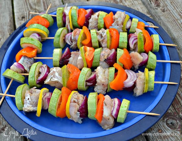 Для маринада натрите со второй половины лимона цедру на мелкой терке и выжмите сок (2 ст л). Смешайте сок с цедрой, оливковым маслом, тимьяном и майораном. Если у вас есть свежие веточки тимьяна и майорана - это будет ещё лучше! 
Нанизывайте кубики рыбы вперемежку с кусочками лимона, лайма, перца, кабачка и четвертинками лука на предварительно вымоченные в воде 
(20 мин) деревянные шампуры. Выложите подготовленные шампуры (брошеты) на блюдо, полейте маринадом и поставьте на 30 мин в прохладное место.
