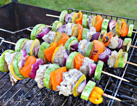 Поместите брошеты на хорошо разогретую и смазанную растительным маслом решетку и запекайте над средними углями, перевернув брошеты 2 - 3 раза, до готовности, примерно 12 мин. Посолите и поперчите во время готовки.
