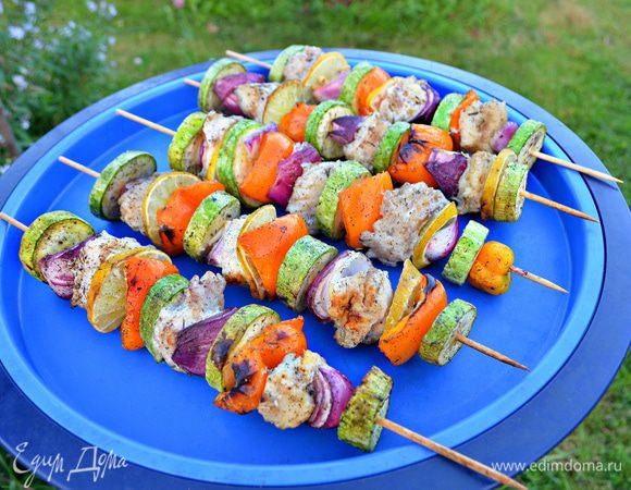 Готовые шашлычки выложите на поднос.