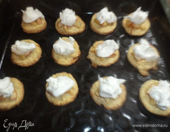 Белки взбить со щепоткой соли и сахарной пудрой в крепкую пену, выложить сверху на кружочки с яблоками, выпекать ещё 5 минут.