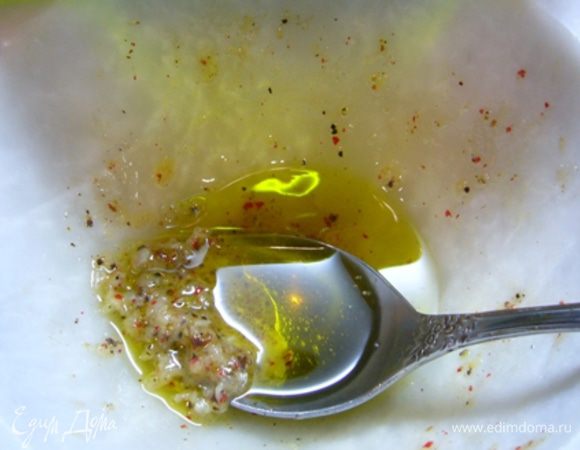 Креветки отварить 3 мин. Дать постоять в отваре 15 мин. (так они нежнее будут), воду слить. Креветки остудить и очистить от панциря и кишечной вены.
Готовим маринад.
Чеснок, соль, сахар, розовый и черный перец истолочь в ступке.
Добавить масло, уксус, перемешать.
