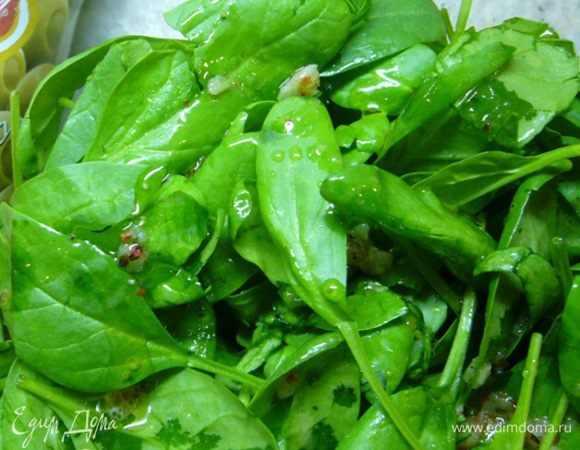 Шпинат залить маринадом, дать настояться 10 мин.