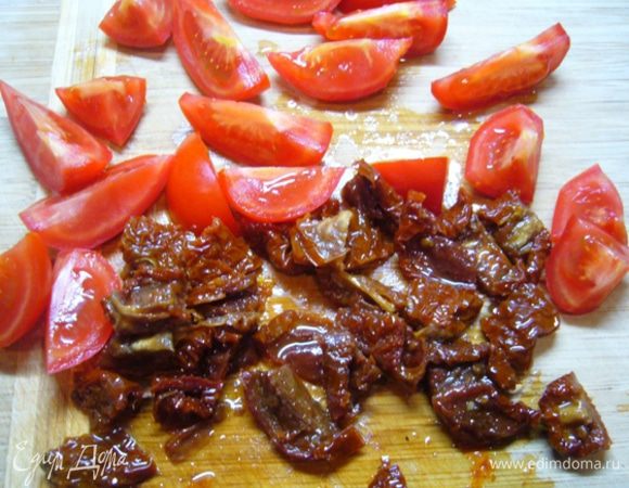 Крупно порубить черри и вяленые томаты.
Лук измельчить.
