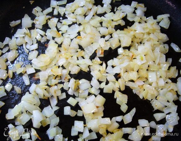 Репчатый лук мелко нарезать, обжарить на растительном масле до золотистого цвета.
Яйца отварить, остудить.