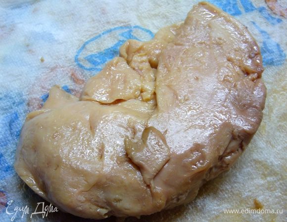 Печень трески аккуратно достать из банки и обсушить на бумажном полотенце. Измельчить.
