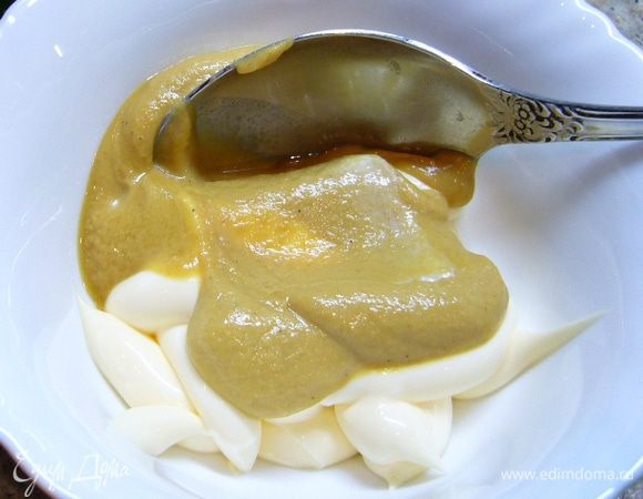 Для заправки смешать майонез и горчицу.