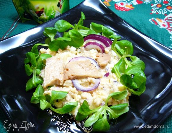 Смешать все ингредиенты салата.
Украсить листьями корна.
