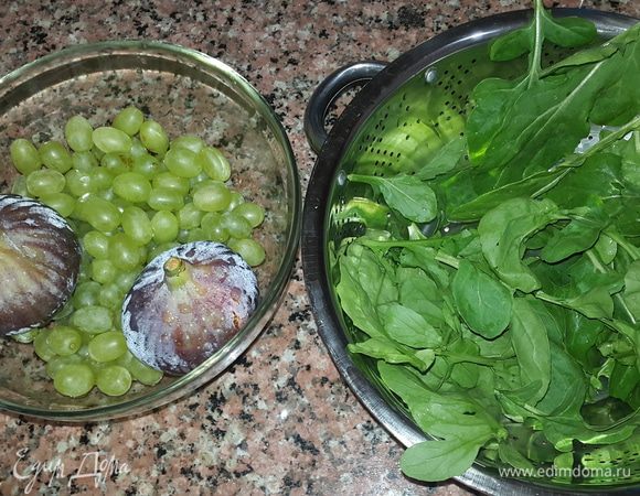 Руколу, инжир и виноград моем и даем обсохнуть.