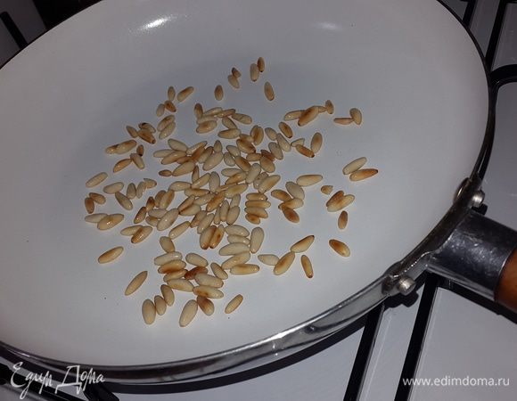Орешки обжариваем на сухой сковороде до золотистого цвета.