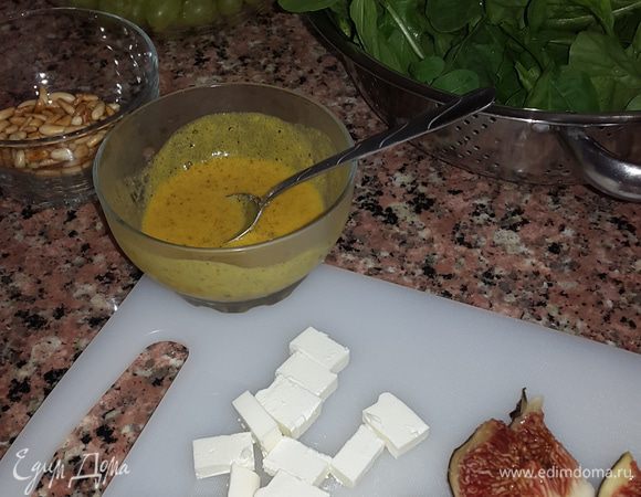 Инжир нарезаем дольками, сыр рвем руками или режем. У меня в маркете не оказалось моцареллы, поэтому я купила домашний несоленый белый сыр.

Для заправки смешиваем горчицу, лимонный сок, оливковое масло, соли и перец, хорошенько перемешиваем до однородности.