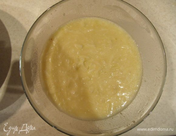 Приготовить 2 смеси: сухую и жидкую.
Для сухой смеси соединить муку, разрыхлитель, соду, корицу, ванильный сахар.
Для жидкой смеси соединить натертое на крупной терке яблоко (предварительно очищенное от кожицы), яйцо, сахар, растительное масло и кефир. Все перемешать, не взбивать.
P.S. Натертое яблоко сбрызнуть лимонным соком, чтобы не почернело.