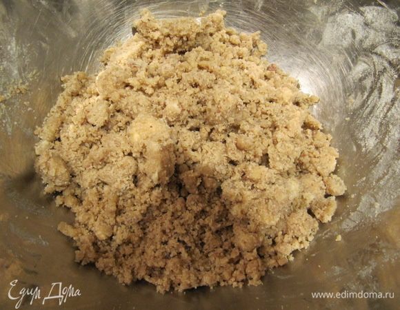 Приготовить штрейзель, растерев в сухую крошку все ингредиенты.