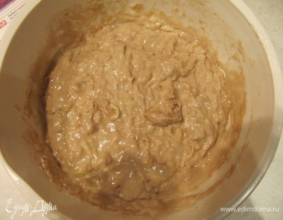 Сухую и жидкую смеси для маффинов быстро объединить. Вымешивать тесто до однородности не нужно, желательно, чтобы в тесте остались сухие комочки.