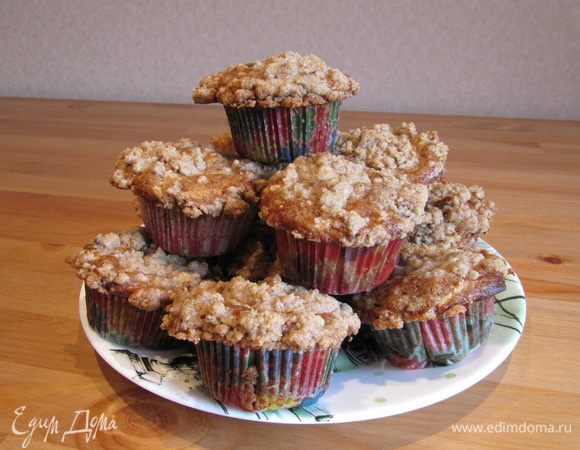 Сверху у маффинов будет хрустящая корочка из штрейзеля, а внутри вкусное тесто с ароматом яблок и корицы! :-)