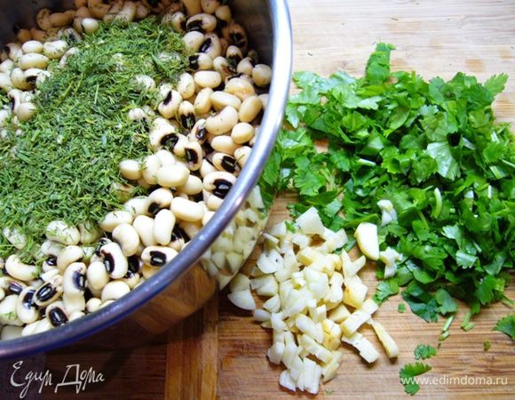 Чеснок, зелень порезать, отправить в кастрюлю к фасоли.
Посолить, поперчить, добавить томатную пасту, оливковое масло, хорошо перемешать.
