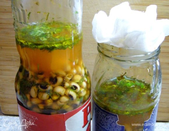 Переложить фасоль в бутылку с широким горлышком. 
Залить фасоль водой так, чтобы вода была выше уровня фасоли на 3 см.
Заткнуть горлышко бутылки сложенными марлевыми салфетками.
Отправить в разогретую до 150 град. духовку на 3 часа! 
