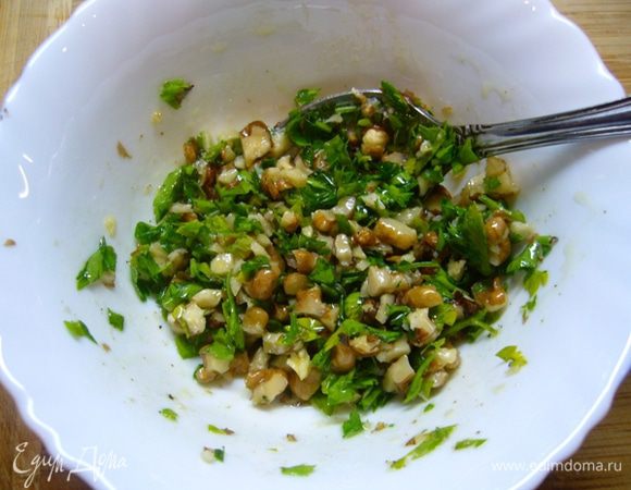 Петрушку вымыть-высушить, нарезать. Орехи порубить ножом.
Смешать лимонный сок, орехи, петрушку, оливковое масло. Посолить, поперчить.

