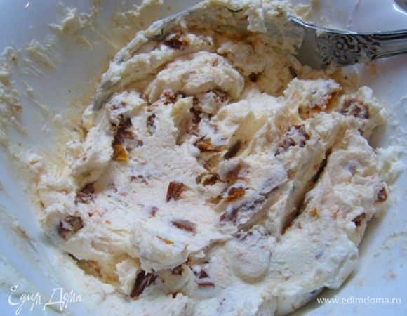 Сливочный сыр смешать с нарезанными вялеными томатами. Добавить по вкусу соль и свежемолотый черный перец. Сырную массу выложить в кондитерский мешок.