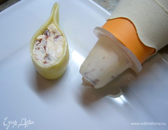 Сложить каждую полоску в форме капельки, с помощью кондитерского мешка заполнить сливочным сыром с вялеными помидорами.