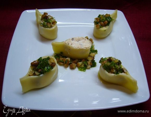 Сверху выложить ореховую смесь.
Можно сделать по-другому: сделать из ореховой смеси подушку, на нее поместить «капельку» сыра.
Очень вкусная сытная закуска!
