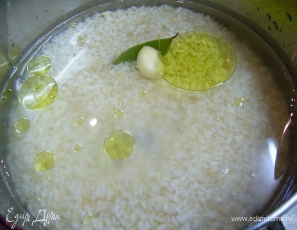 Залить 1 часть риса двумя частями воды, добавить оливковое масло, лавровый лист, чеснок, соль.
Довести до кипения, убавить огонь, один раз помешать и варить под крышкой 15 мин.
