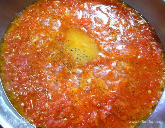 Чеснок измельчить и обжарить на оливковом масле 1 минуту.
Добавить измельченные томаты, соль, перец, мед.
Держать соус на среднем огне, помешивая, минут 10, пока соус не загустеет (все зависит, насколько водянистые помидоры).
