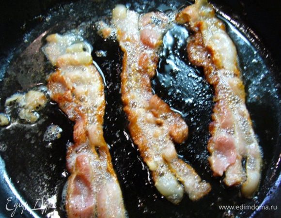 Бекон обжарить до хруста на сухой сковороде, выложить на бумажное полотенце.