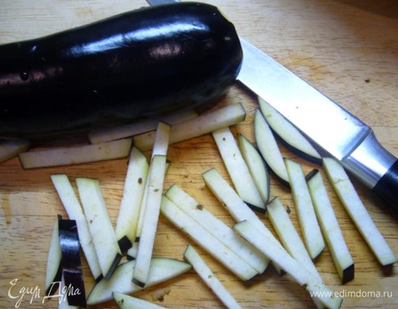 Баклажаны нарезать брусочками. Посолить. Оставить на 20 мин, чтобы вышла горечь.