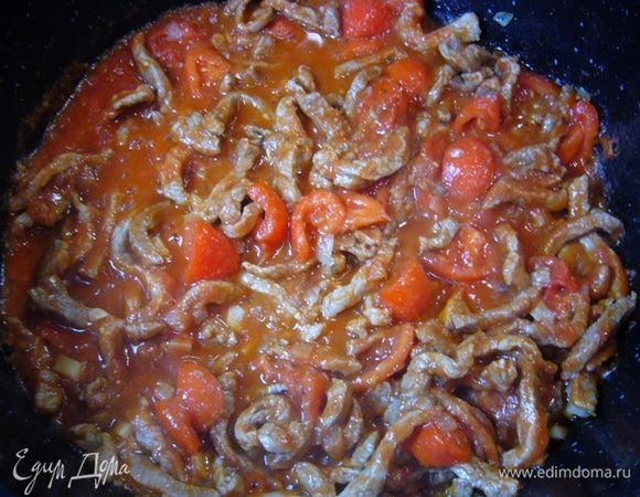 Теперь отправить в сотейник томатный соус и помидоры. Потушить в течение 5 мин.