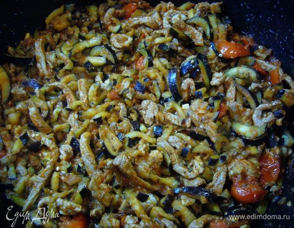 Баклажаны промыть, обсушить бумажным полотенцем, добавить в сотейник вместе с зирой и тимьяном. После закипания тушить на низком огне 20 мин. За 5 мин до окончания посолить, поперчить. Можно отрегулировать вкус щепоткой коричневого сахара.