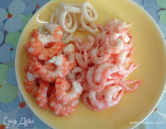 Отварить креветки и кальмары в подсоленной воде с черным перцем горошком и лавровым листиком. Остудить и очистить креветки от панциря.

Отвар от морепродуктов процедить через сито и сохранить, он нам еще понадобится.

