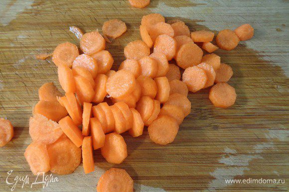 Морковь порезать кружочками.