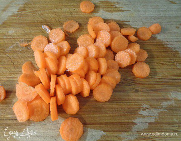 Морковь порезать кружочками.