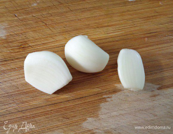 Очистить чеснок.