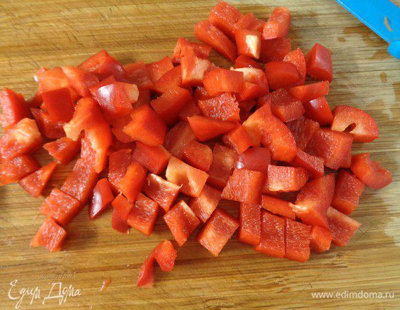 Болгарский перец очистить и порезать кубиком.