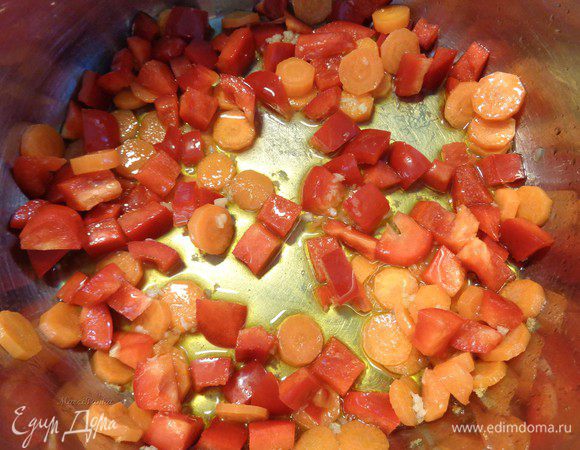 Добавить его в кастрюлю к морковке и чесноку.