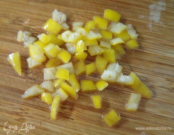 Перец чили (у меня желтый) очистить от семян и мелко порезать.