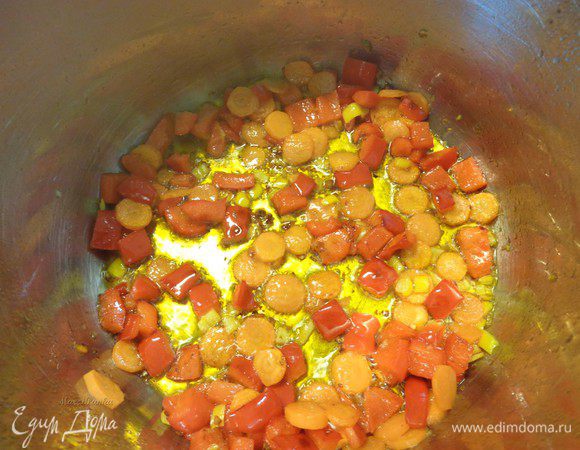 Добавить перец чили к овощам.