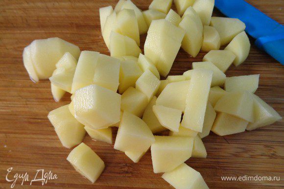 Картошку почистить и порезать кубиком.