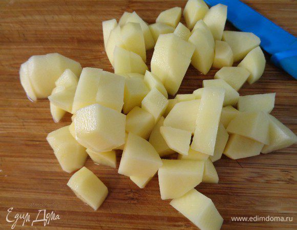 Картошку почистить и порезать кубиком.