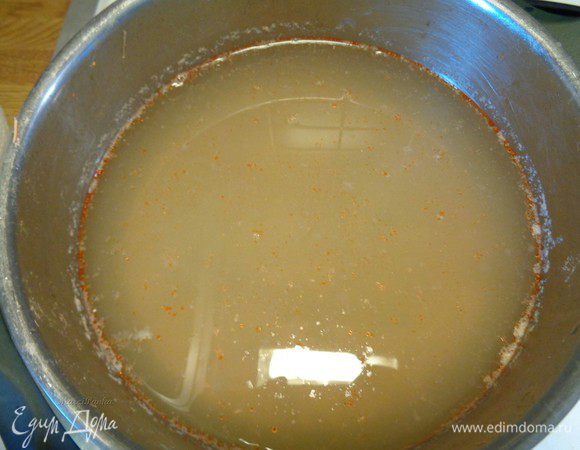 Залить овощи процеженным отваром из морепродуктов. Если его недостаточно, то добавить еще кипяченной воды. Опустить туда картофель и варить 8-10 минут.