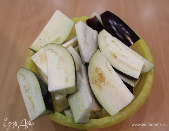 Баклажаны нарежьте на крупные доли, посыпьте солью и оставьте на некоторое время.